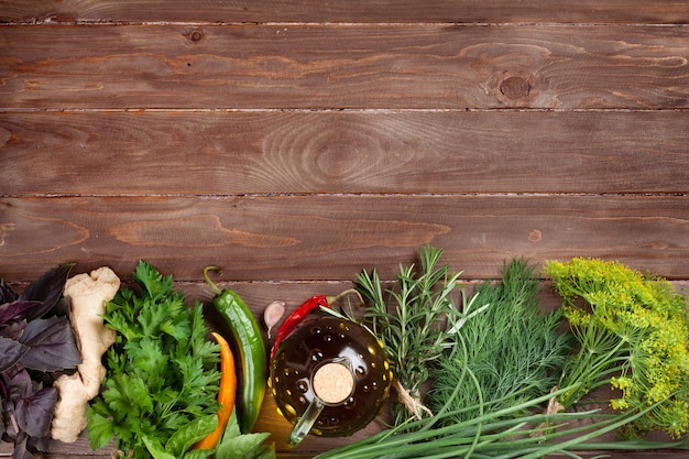 Ingredient proaspăt pe blatul din lemn