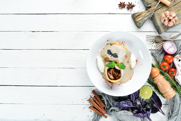 Farfurie cu preparat cald, textură rustică